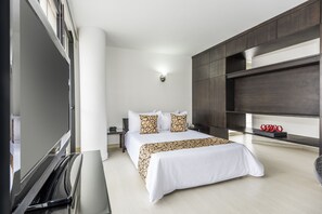 Minibar, in-room safe, blackout curtains, rollaway beds - Travelers Apartamentos & Suites - Suites Gold (Bogotá)