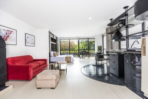 Minibar, in-room safe, blackout curtains, rollaway beds - Travelers Apartamentos & Suites - Suites Gold (Bogotá)