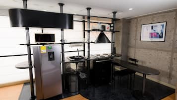 Refrigerador con freezer, microondas, horno, placa de cocina
