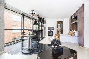 Minibar, in-room safe, blackout curtains, rollaway beds - Travelers Apartamentos & Suites - Suites Gold (Bogotá)