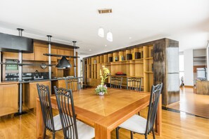 Family Apartment, 2 Bedrooms | Private kitchen - Travelers Apartamentos & Suites - Suites Gold (Bogotá)