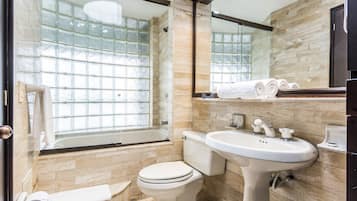 Departamento clásico | Baño | Tina profunda, regadera tipo lluvia, amenidades de baño gratuitas