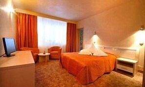 Minibar, desk, iron/ironing board, rollaway beds - Pantex Hotel Brasov (Brasov)