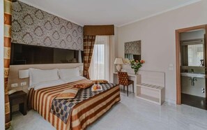 In-room safe, desk, cots/infant beds, rollaway beds - Flora Hotel (Stresa)