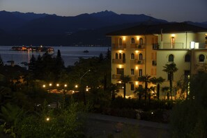 Front of property – evening/night - Flora Hotel (Stresa)