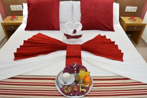 Tweepersoonskamer | Een kluis op de kamer, een bureau, een laptopwerkplek