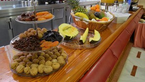 Una mesa de buffet con diversas frutas y frutos secos.