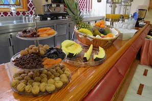 Colazione a buffet, servita tutte le mattine (9.00 EUR a persona) 