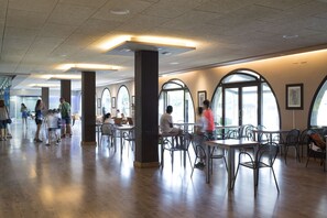 2 bars/lounges