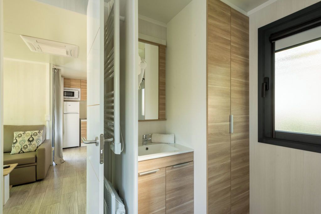 浪漫行動屋 | 浴室 | 淋浴設備、吹風機、毛巾、衛生紙