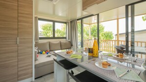 Una cocina moderna con comedor, ventanas amplias y vistas al exterior.