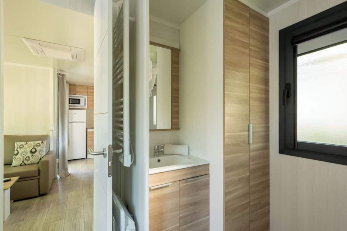 Down comforters, individually furnished, laptop workspace