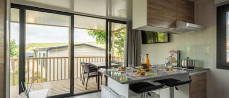 Family Mobile Home | Private kitchen | Fridge, microwave, stovetop, dishwasher