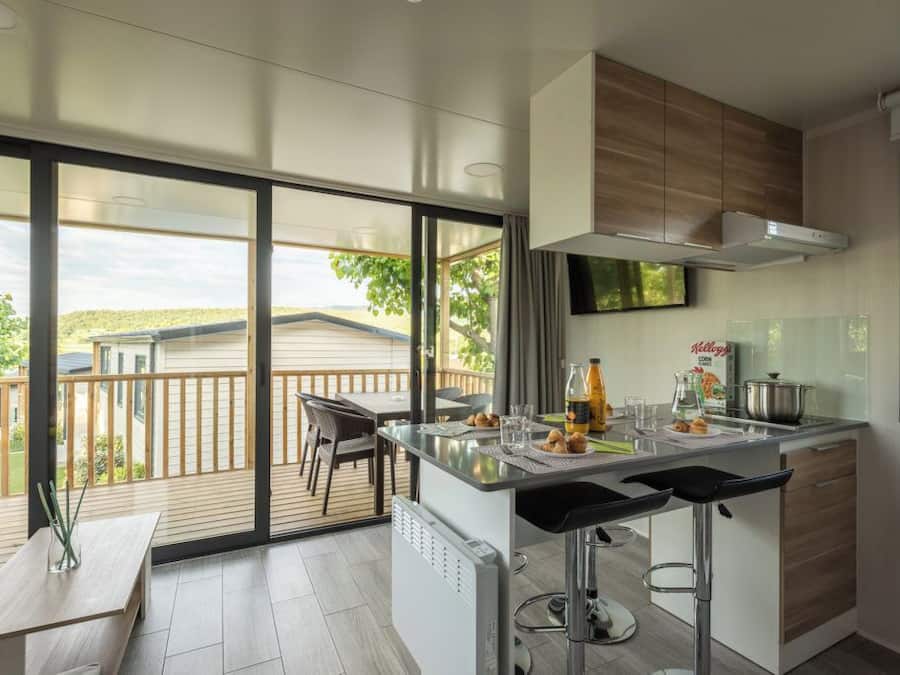 Family Mobile Home | Private kitchen | Fridge, microwave, stovetop, dishwasher