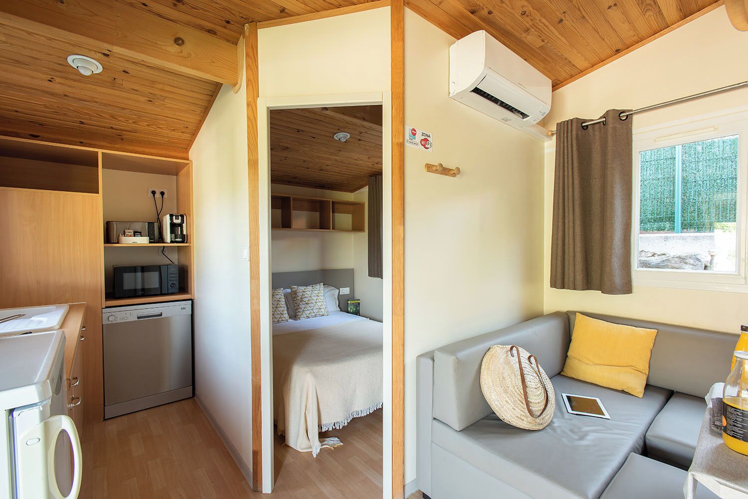 Bungalow Basic | Area soggiorno | TV LED 43 pollici con canali satellitari, tavolo da ping pong