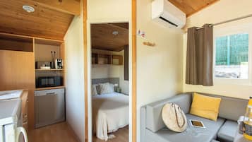 Bungalow Basic | Area soggiorno | TV LED 43 pollici con canali satellitari, tavolo da ping pong