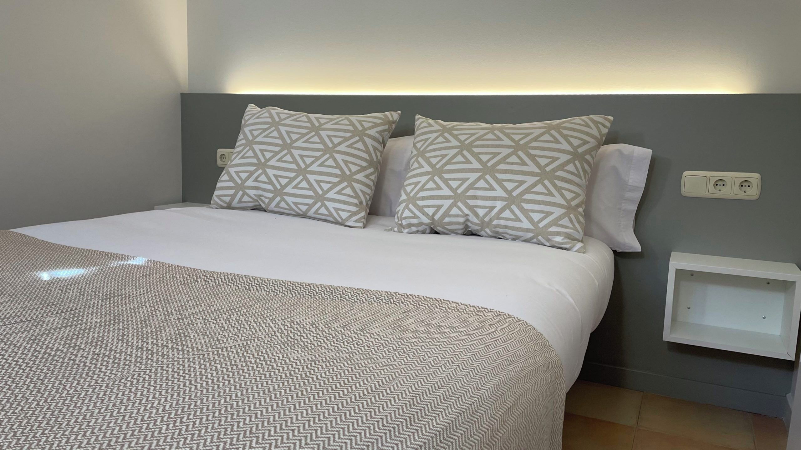 Selimut bulu angsa dan dilengkapi dengan perabotan berbeda-beda