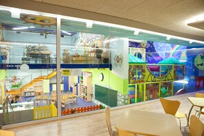 Área de juegos infantiles bajo techo