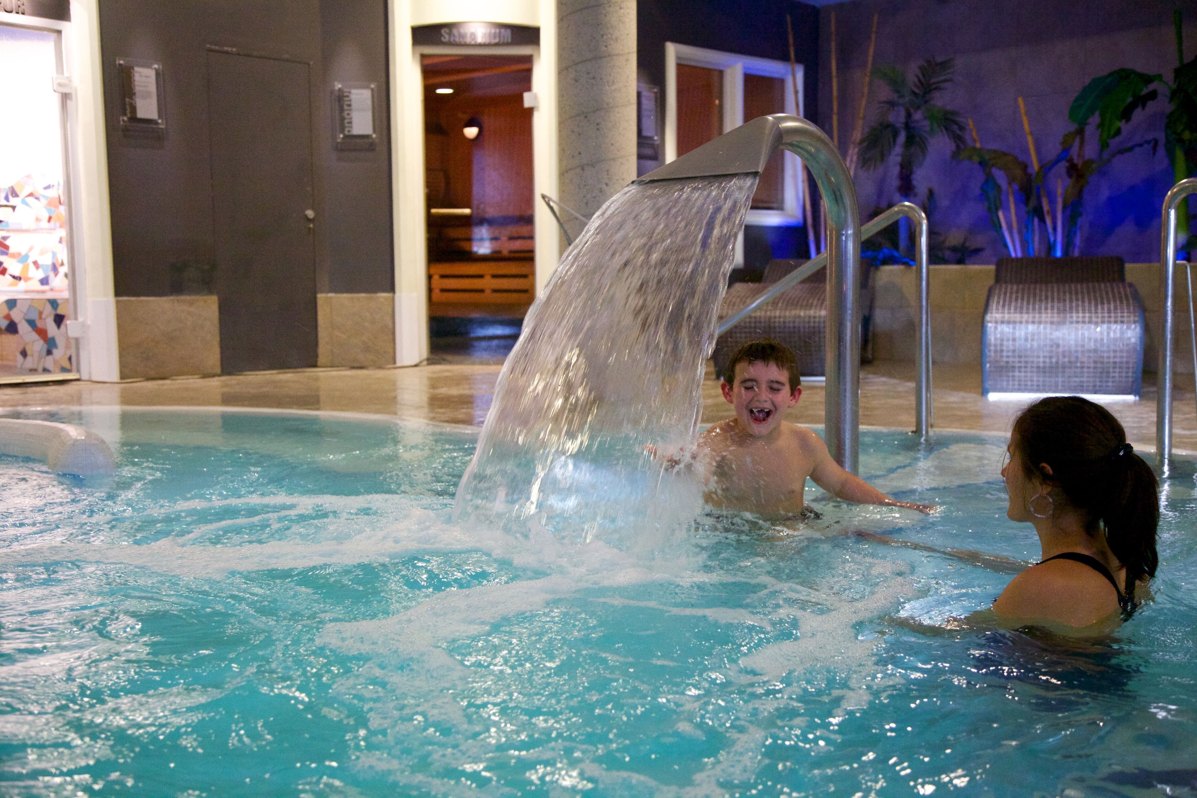 2 座室內游泳池和2 座室外游泳池