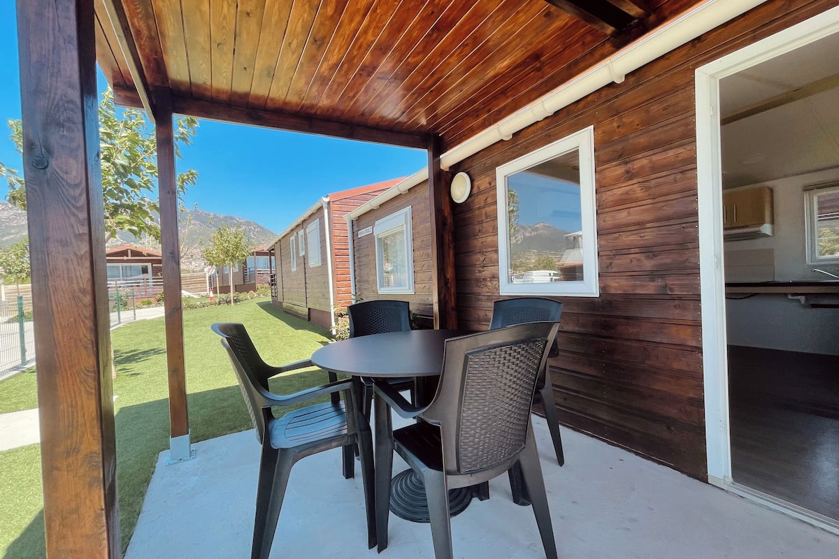 Down comforters, individually furnished, laptop workspace