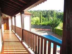 สระว่ายน้ำกลางแจ้ง