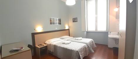 Dobbeltrom, delt bad | Sengetøy i egyptisk bomull og sengetøy av topp kvalitet