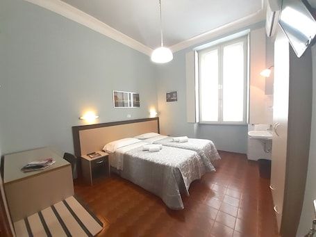 Double Room, Shared Bathroom | Egyptian cotton sheets, premium bedding, Select Comfort beds. Albergo Alba