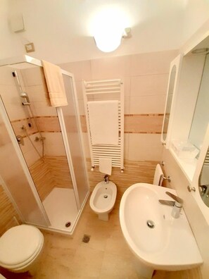 Standard Studio, 1 Twin Bed | Bathroom | Towels - Albergo Alba (Turin)
