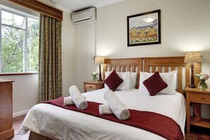 In-room safe, iron/ironing board, rollaway beds, free WiFi - Rivierbos Guest House (Stellenbosch)