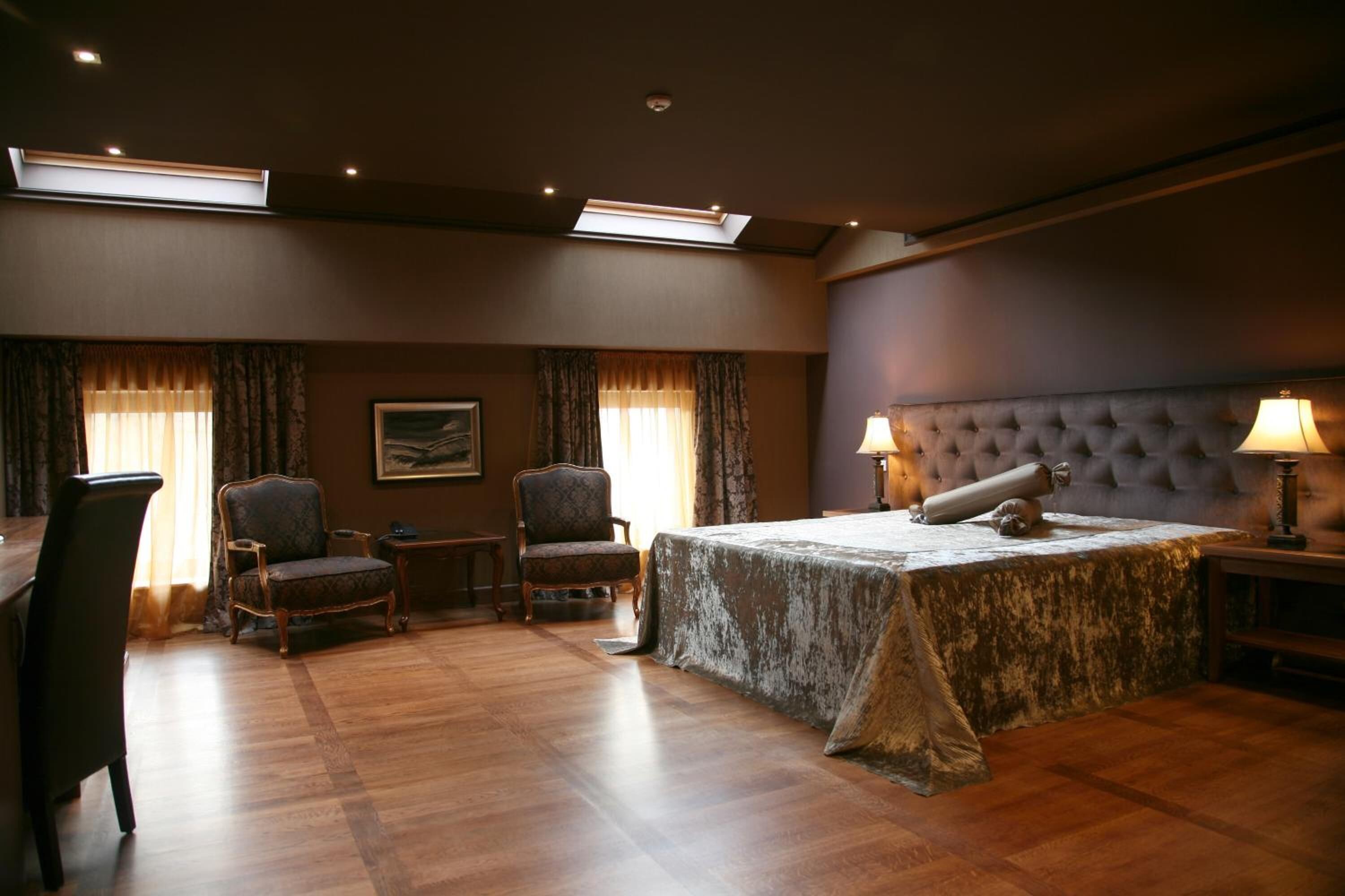 minibar, desk, soundproofing, iron/ironing board