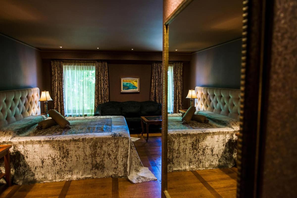 minibar, desk, soundproofing, iron/ironing board