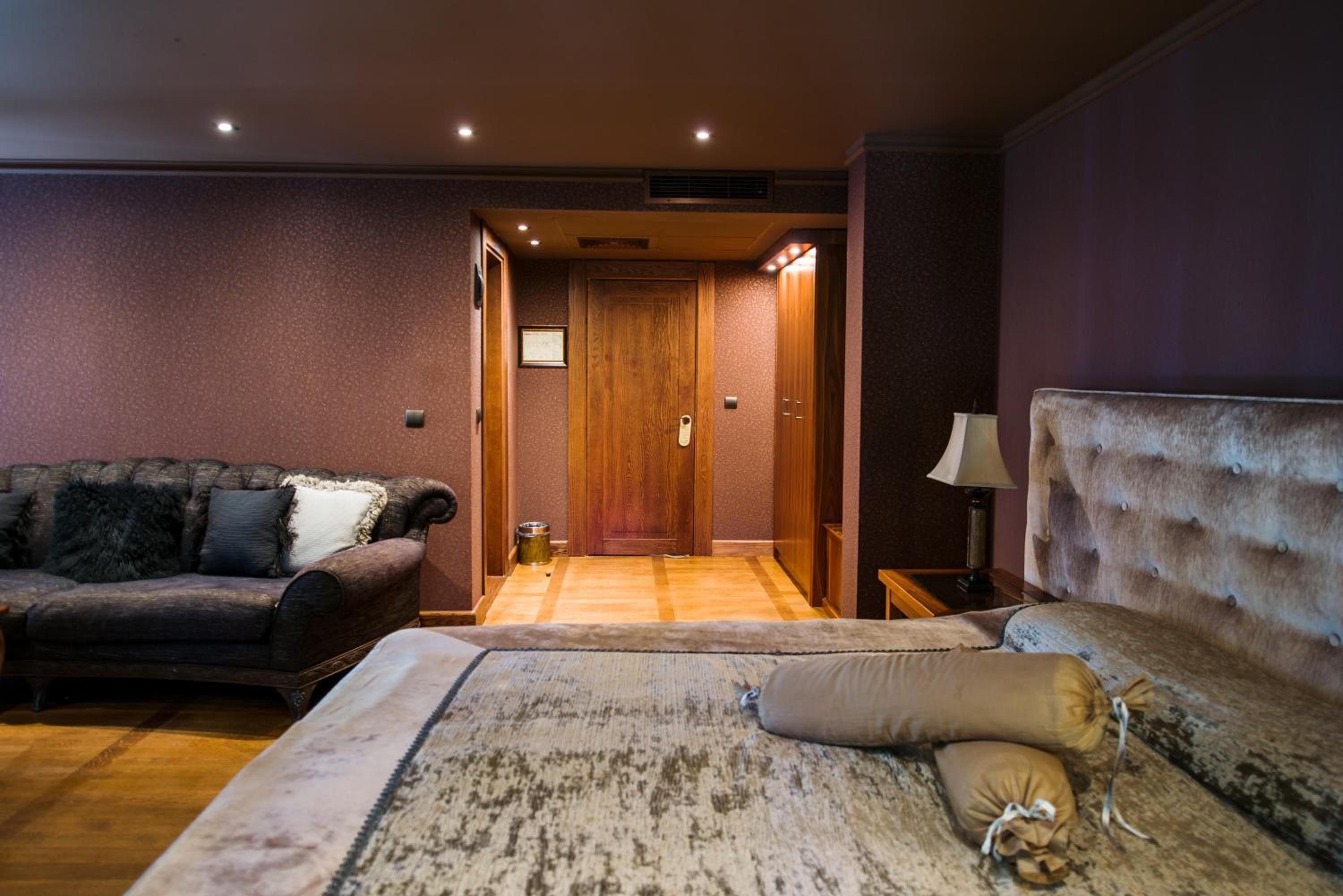 minibar, desk, soundproofing, iron/ironing board