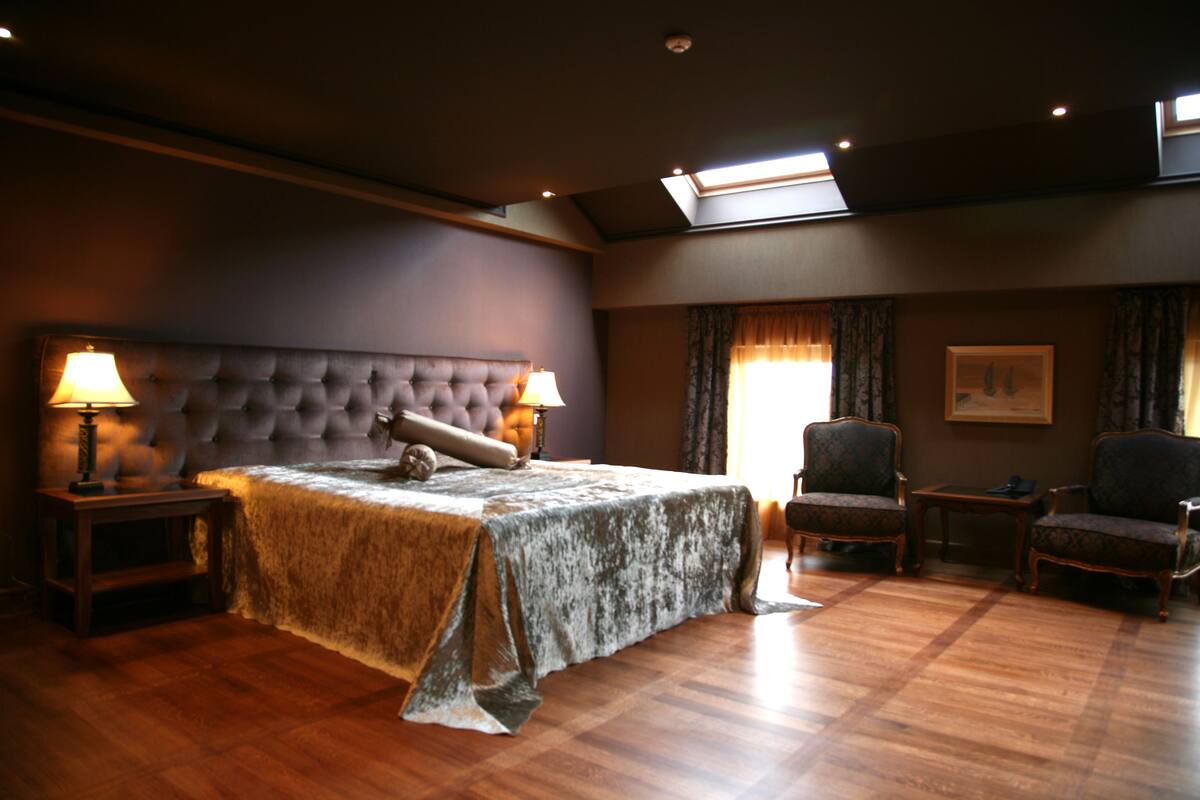 deluxe double room | minibar, desk, soundproofing, iron/ironing board