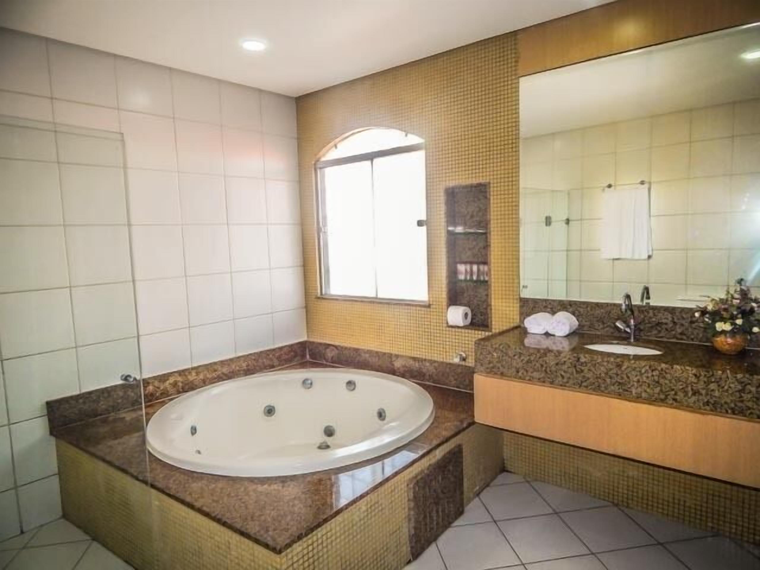 Indoor spa tub