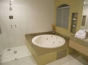 Habitación cuádruple ejecutiva | Tina profunda