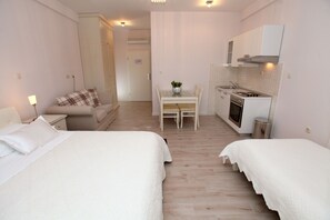 Studio Apartment for 2 people | أغطية فراش متميزة وأسرّة بإسفنج يتكيف مع شكل الجسم وميني بار ومكتب