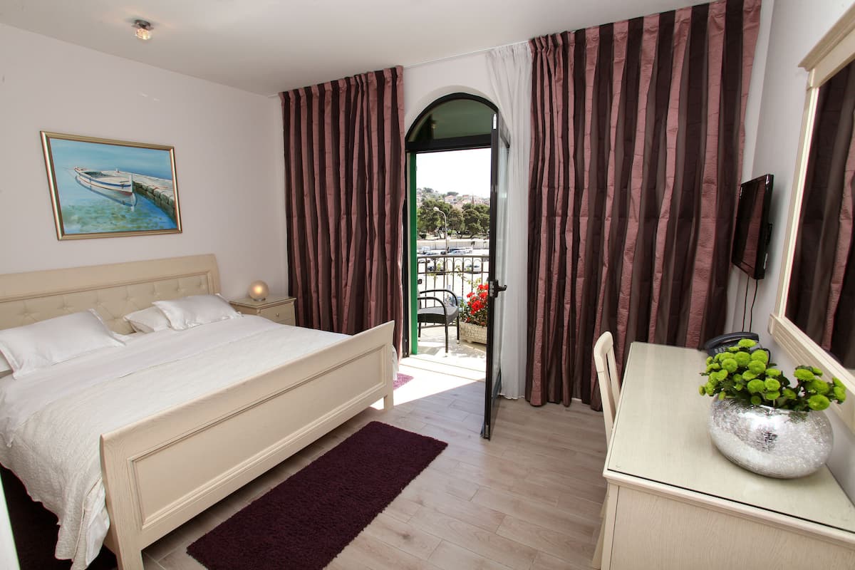 Double room with a balcony | Biancheria da letto di alta qualità, materassi in memory foam, minibar