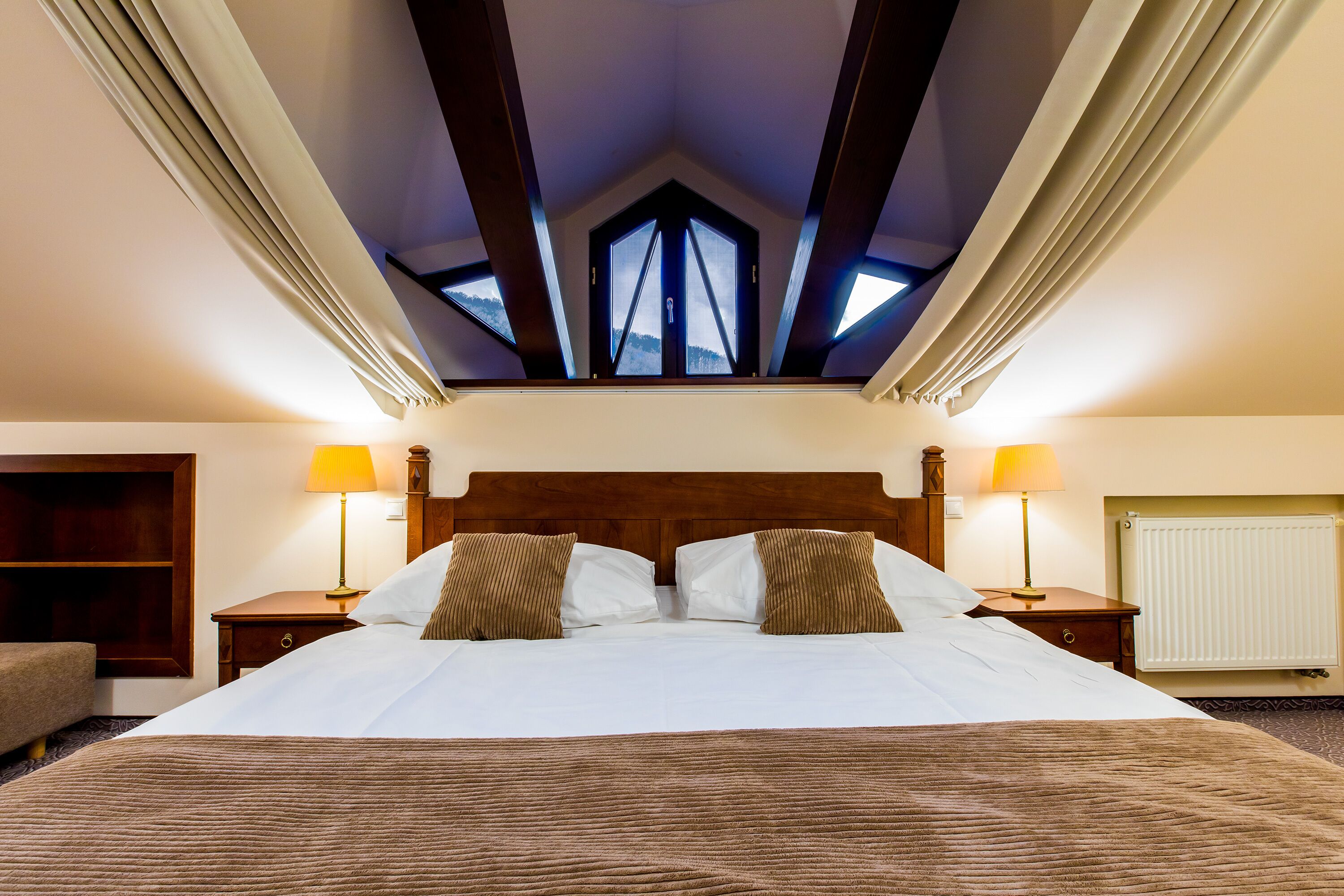 Pengeskab på værelset, skrivebord, gratis Wi-Fi, sengetøj