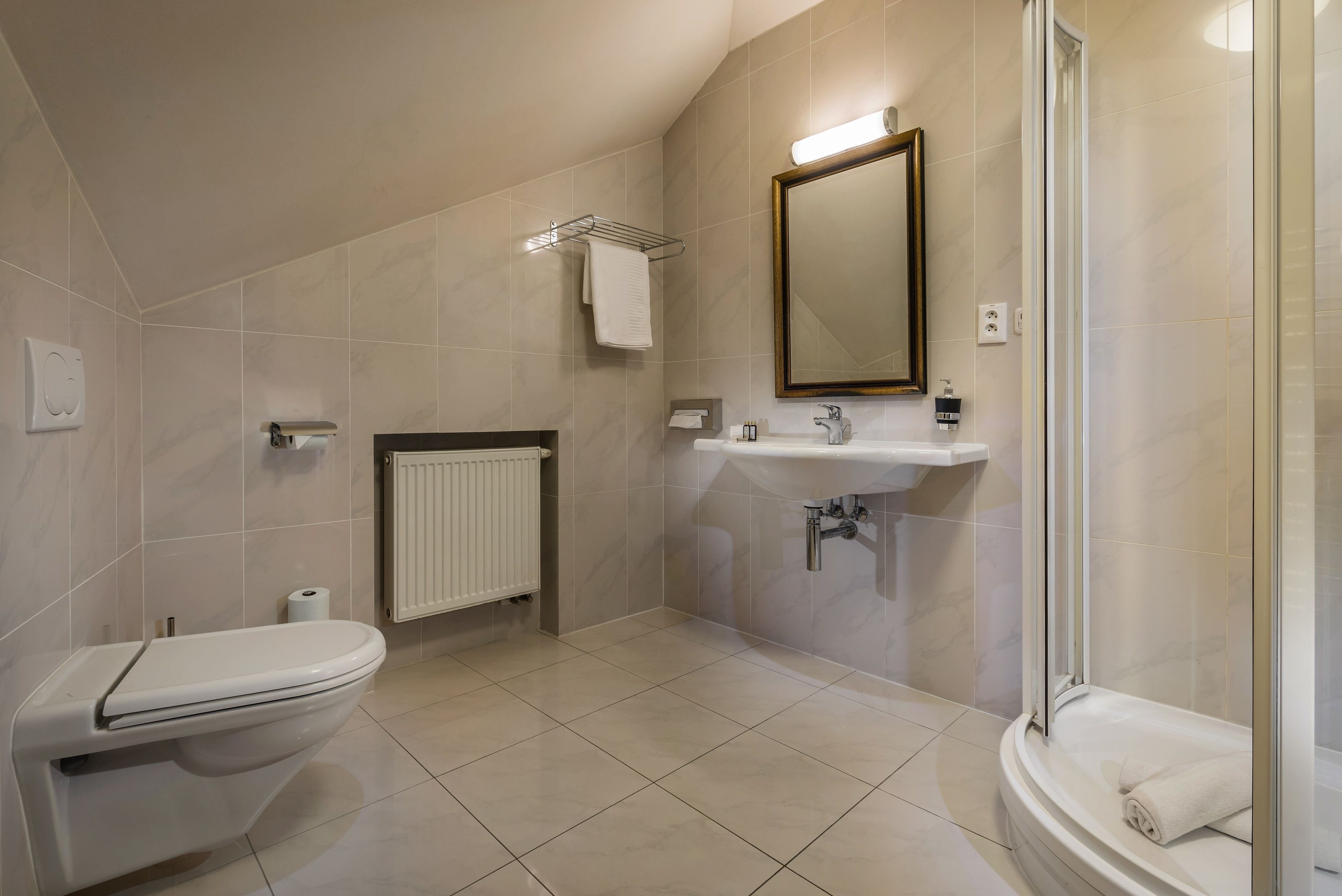 Ein modernes Badezimmer mit Toilette, Waschbecken und Dusche.