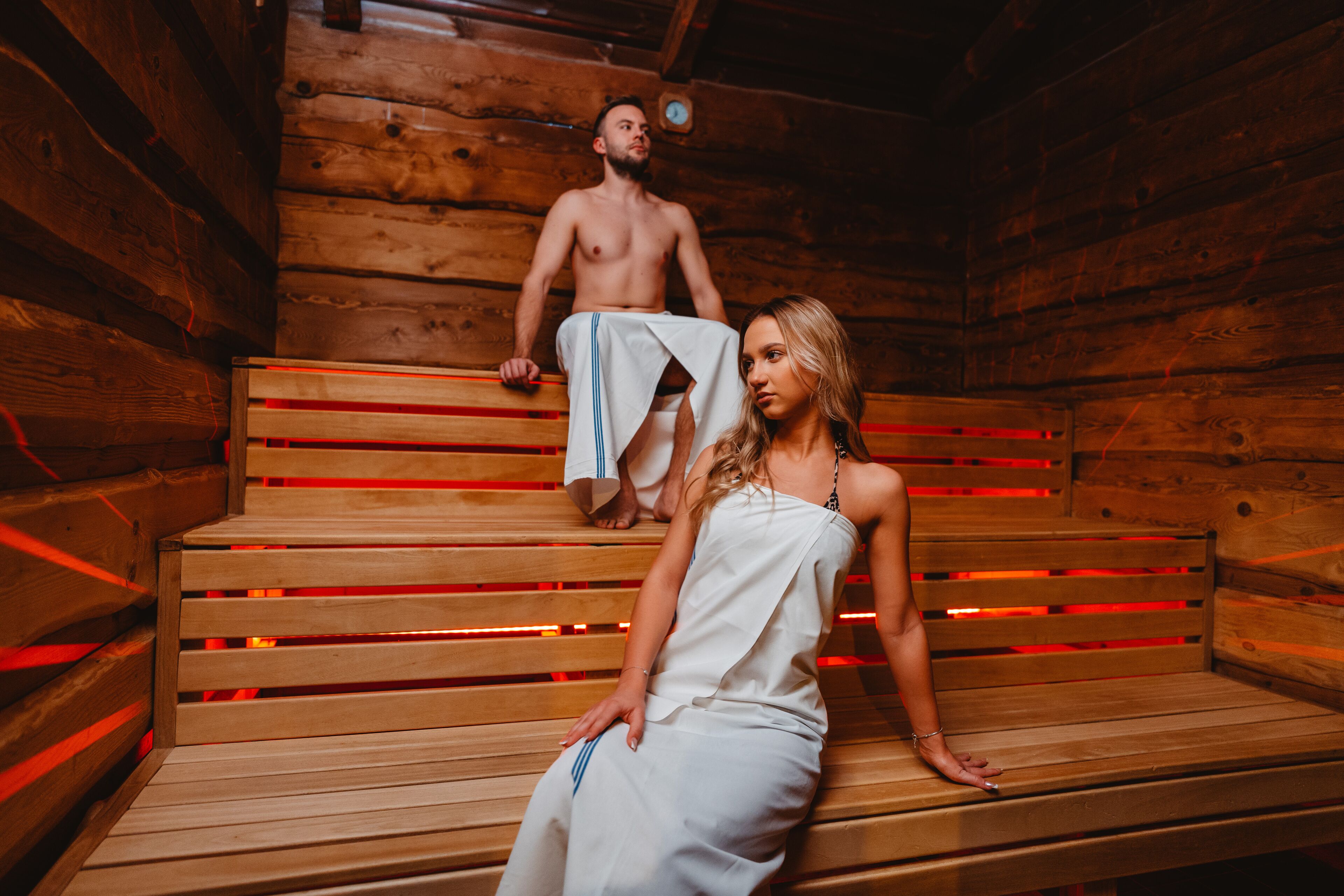 Een houten sauna met banken en een houten plafond.