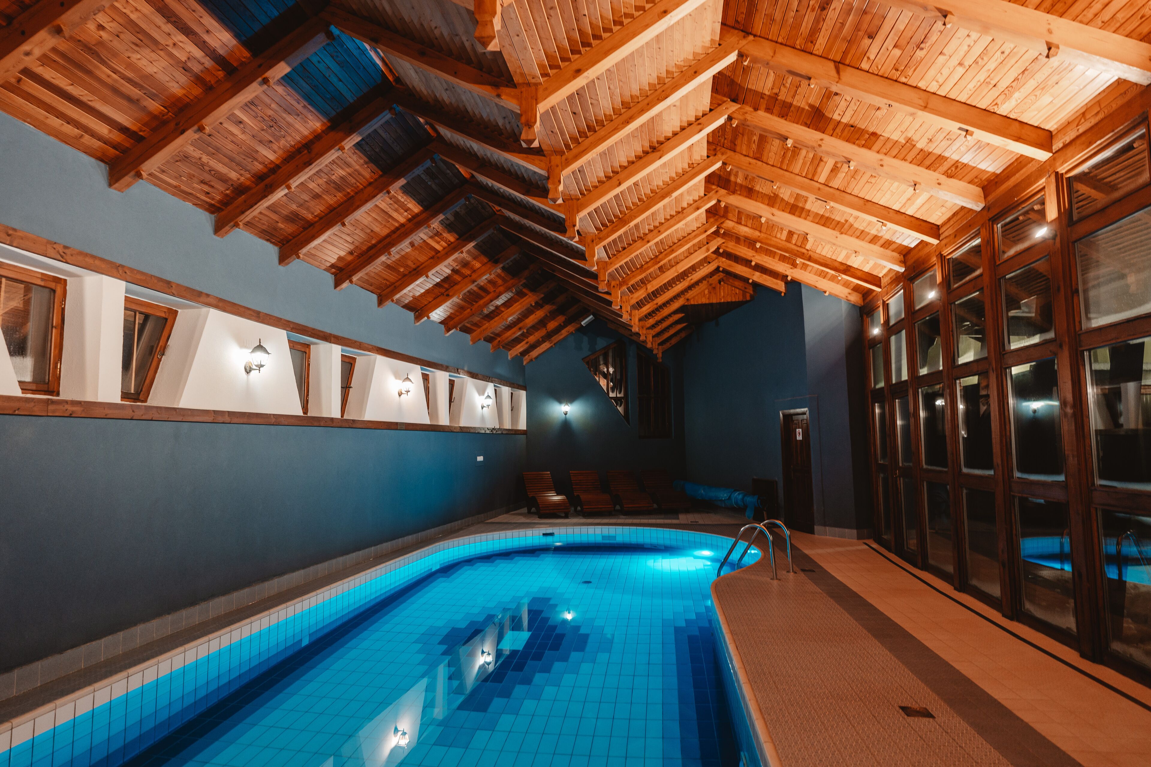 Indendørs pool, åben fra kl. 16.00 til kl. 21.00, liggestole