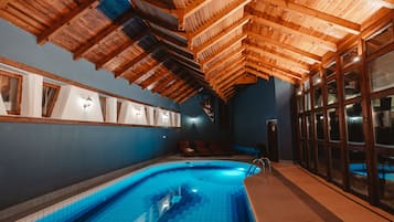 Indendørs pool, åben fra kl. 16.00 til kl. 21.00, liggestole