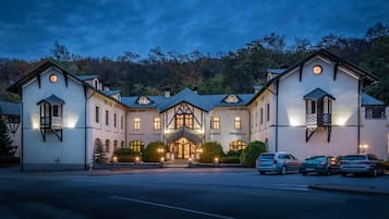 Majoituspaikan julkisivu illalla/yöllä