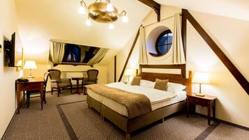 Kahden hengen deluxe-huone | Tallelokero huoneessa, työpöytä, ilmainen Wi-Fi, vuodevaatteet