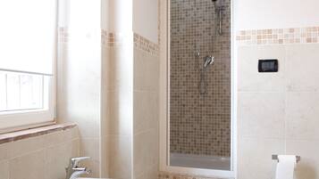 Doccia, set di cortesia gratuito, asciugacapelli, bidet