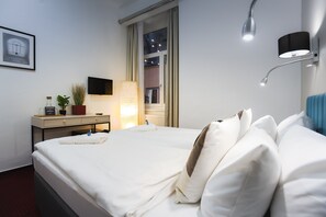 Habitación doble económica, 1 cama matrimonial, baño en la habitación | Vista desde la habitación