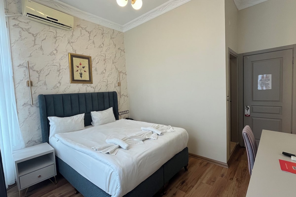 Standard-dobbeltværelse | Premium-sengetøj, senge med topmadrasser, minibar, pengeskab på værelset