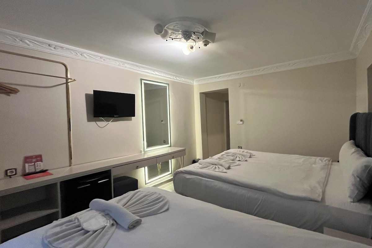 Habitación triple económica, planta baja | Ropa de cama de alta calidad, colchones con acolchado adicional, minibar