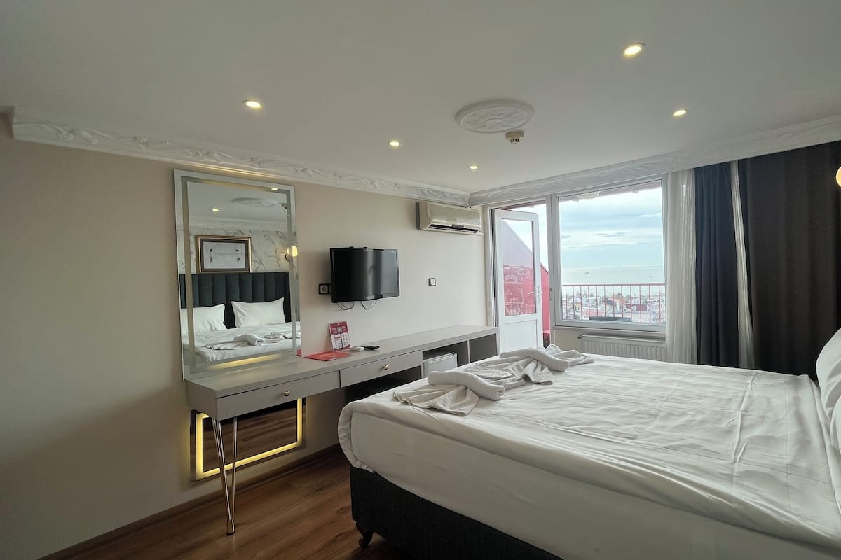 Habitación Deluxe doble, balcón, vistas al mar | Ropa de cama de alta calidad, colchones con acolchado adicional, minibar