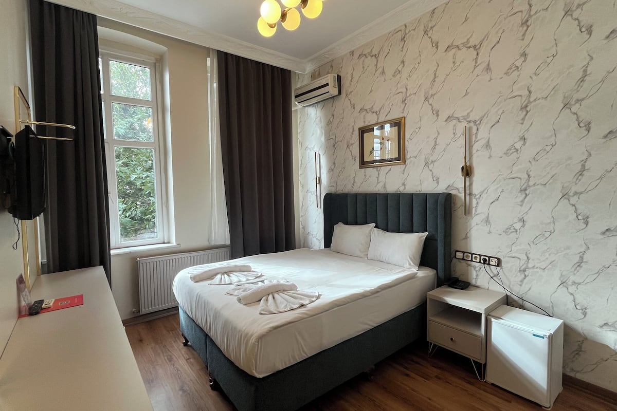 Standard-dobbeltværelse - havudsigt | Premium-sengetøj, senge med topmadrasser, minibar, pengeskab på værelset